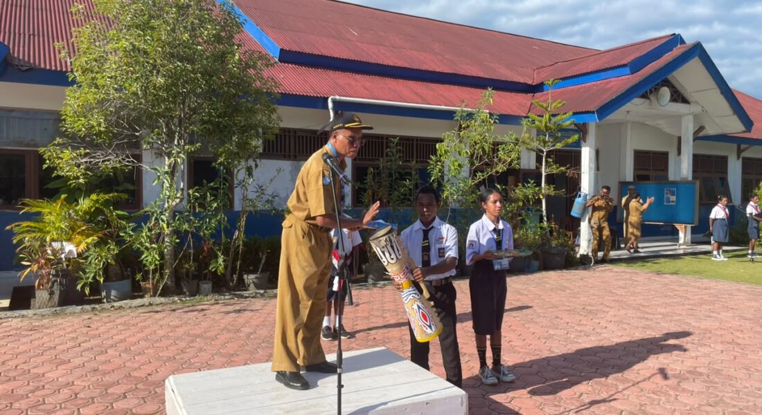 Kepala Sekolah, Fransiscus D. B. Johanes menabuh tifa sebagai simbol pembukaan MPLS